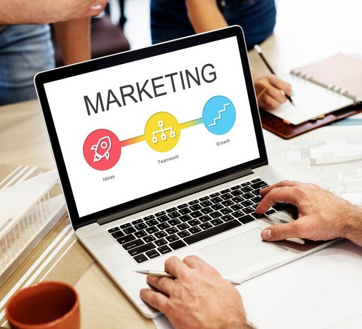 laptop shows the word marketing