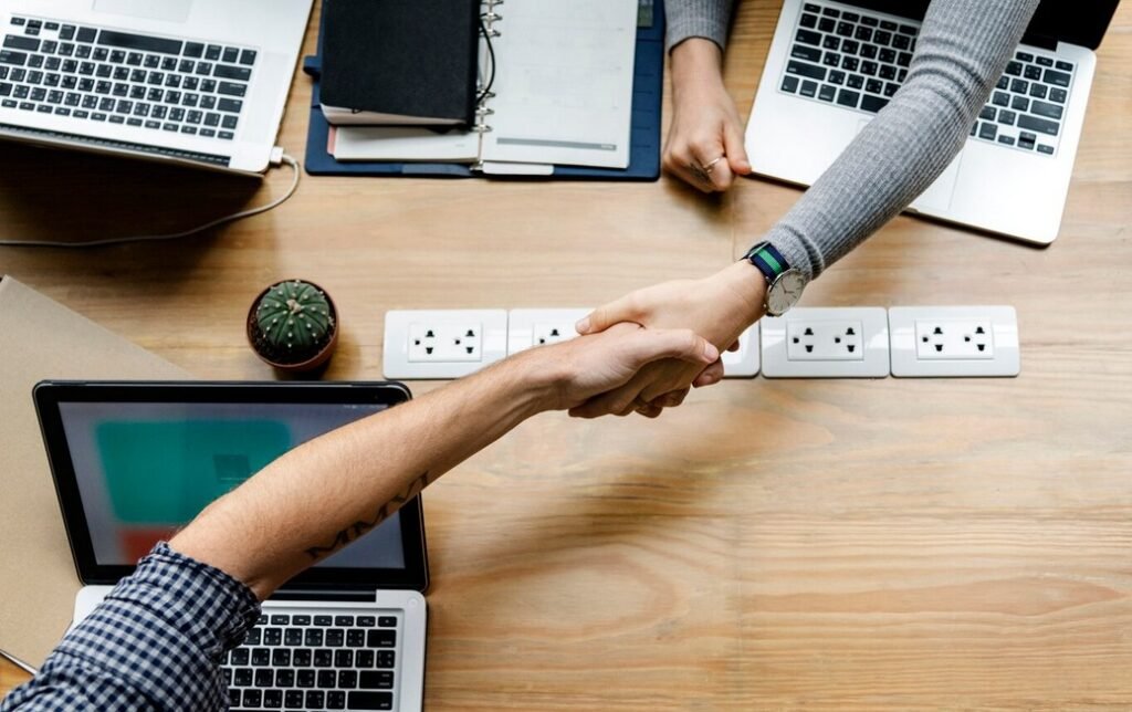 2 persons hand shaking