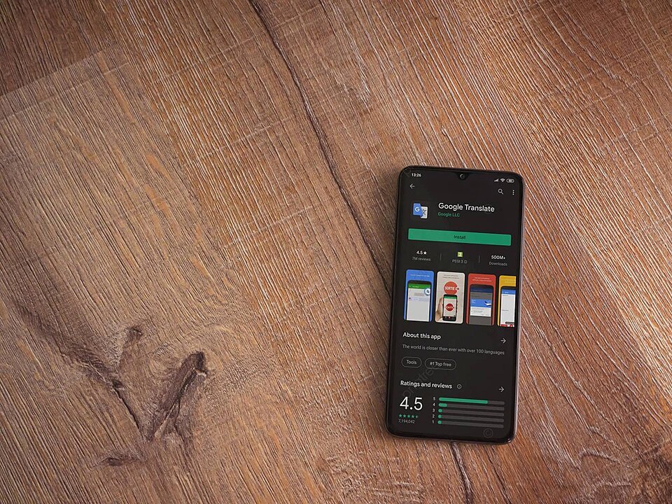 un movil que tiene aplicacion de traducir