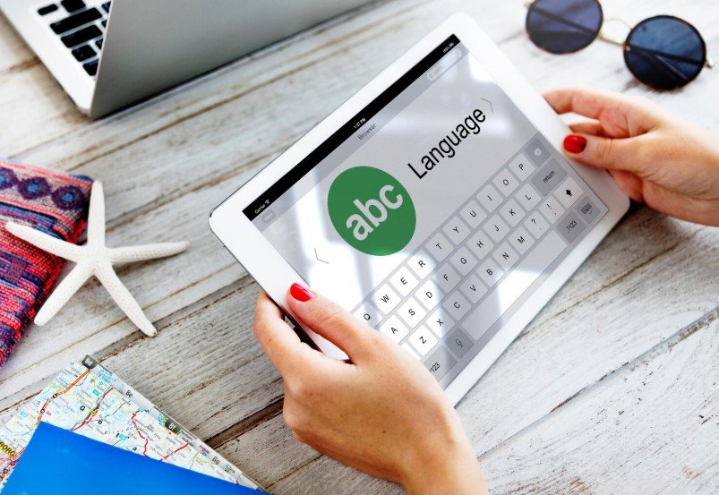 una presona usa un tab donde aparece la palabra language