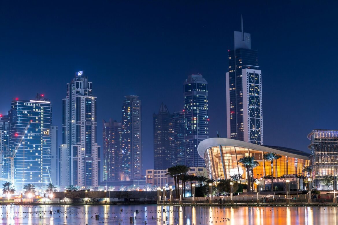 imagen noctorna de Dubai