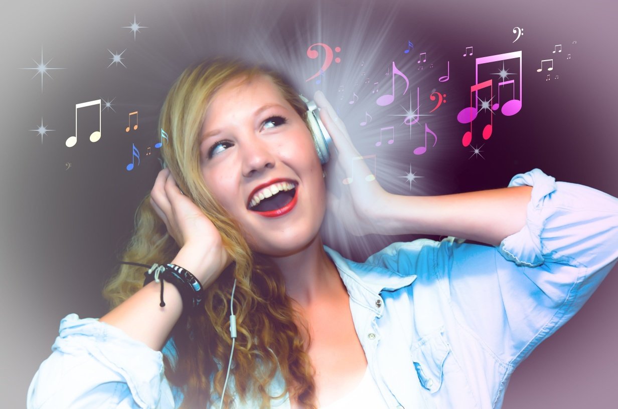 una chica escuchadno musica
